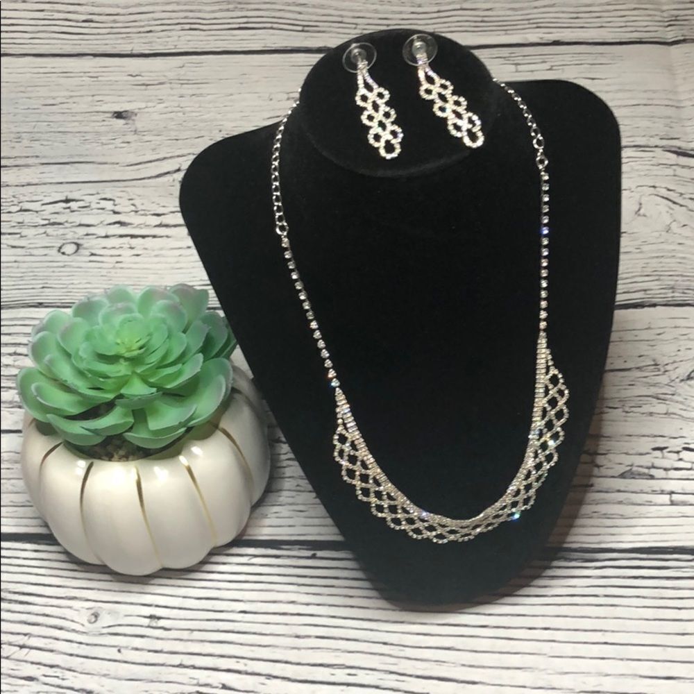 🍭6/$30 rhinestone bib necklace & earring set